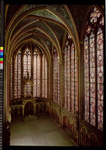 Zicht op de glas-in-loodramen in de bovenkapel, 1246-48
