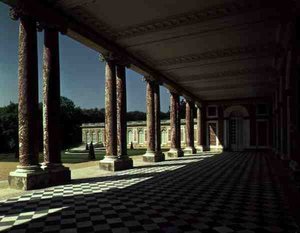 Uitzicht op het terras aan de rechtervleugel van het Grand Trianon, ca. 1725
