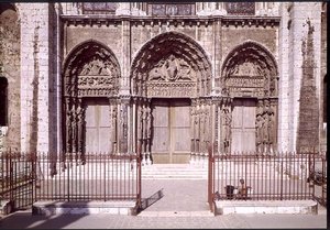 Westgevel met de drie deuren van het Koninklijk Portaal met (L naar R) de Hemelvaart, Christus in Majesteit met de symbolen van de evangelisten en de apostelen en de Madonna en Kind op de troon door French School