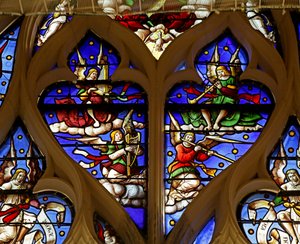 Raam met muzikale engelen, trompet, harp, fluit, orgel