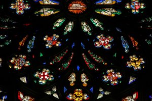 Raam met een detail van het westelijke roosvenster; de wapenschilden omvatten Montmorency-Laval, Bertrand Duguesclin en Oliver de Clisson door French School