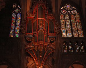 Raam met de noordzijde van het schip met het orgel en de bovenramen