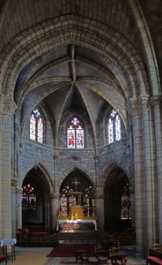 Raam met uitzicht naar het oosten met ramen w1 en w2 betreffende de Broederschap van de Eucharistie achter het altaar (uitzicht) door French School