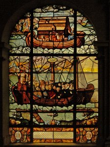 Raam in het Charnier (w.3) met het verhaal van de Ark van Noach en de Kerk met Christus en de gelovigen