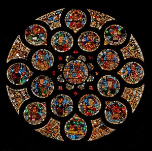 Raam w108 met het Nieuwe Verbond: bovenaan Christus (Alpha en Omega), dan de vier symbolen van de Evangelisten die een vierkant vormen, twee Deugden aan de linker- en rechterkant, en de Ar door French School
