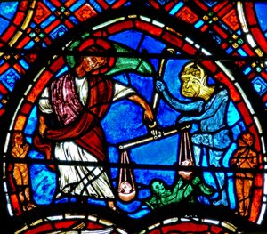 Raam w4 met een scène uit het Laatste Oordeel: St. Michael weegt de zielen door French School
