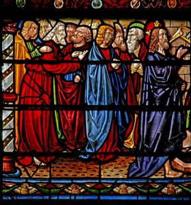 Raam w6 met Christus met de apostelen terwijl Lazarus uit de dood wordt opgewekt