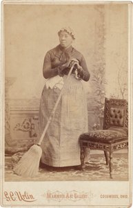 Portret van een vrouw met een bezem,c. 1885 (foto)