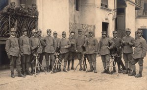 Album "The GM R. Army (Eerste Wereldoorlog)": Soldaten van het 152e Infanterieregiment - Compagnie "Arbeiders bij het lanceren van bommen", met mortieren "Stokes" door G. Fagnano