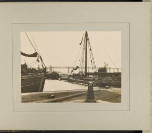 Runcorn - Old Quay Docks door G. Herbert and Horace C. Bayley