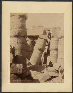 (Karnak) Gd. Tempel, zuilenhal, interieur, scheve zuil door G. Lekegian