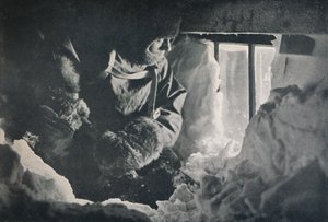 Sneeuwruimen van het raam van de hut bij Kaap Adare, c1911, 1913
