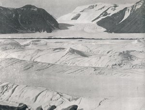 Gespleten ijs bij de ingang van Priestley-gletsjer, c1911, 1913