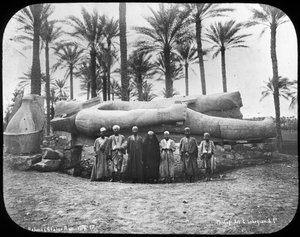 Gevallen kolossaal standbeeld van Ramses de Grote, Memphis, Egypte, ca. 1890 door Gabriel Lekegian