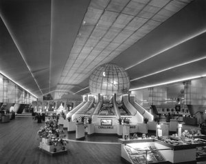 Verlichte globe van Cel-O-Glass in de Hal van Landbouw op de Wereldtentoonstelling van New York, 1939