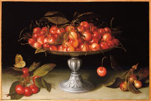 Kersen in een zilveren compote met sierappels op een stenen rand en een kievitsbloemvlinder