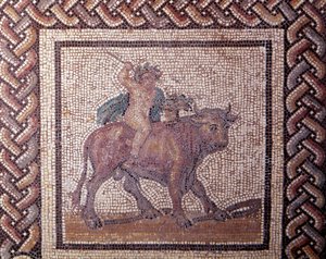 Gallo-Romeinse kunst: mozaïekbestrating die een rustieke kalender voorstelt. Allegorie van de lente rijdt op een stier. Eind 2e, begin 3e eeuw na Christus. Uit Saint-Romain-en-Gal (Rhone). Saint Germain en Laye, Nationaal Archeologisch Museum