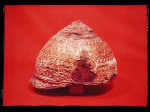 Helm, uit Amfreville, Eure, c.275-225 v.Chr. (brons, ijzer, goud & emaille) door Gaulish