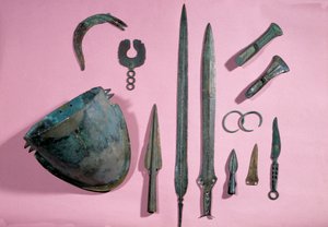 Gallische kunst: bronzen helm, bijl, sikkel, versiering, zwaard, armband, piek van Theil a Billy sur Loir. 1150 - 950 v.Chr.