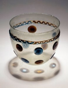 Gallische kunst: glazen beker met gekleurde tabletten