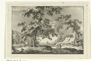 Bosrijk landschap met twee wandelaars