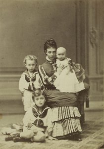 Grootvorstin Maria Fjodorovna met kinderen, Nicholas Alexandrovich, George..., c. 1875 door Georg Emil Hansen