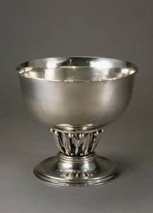 Gehamerde en gegraveerde zilveren fruitschaal door Georg Jensen