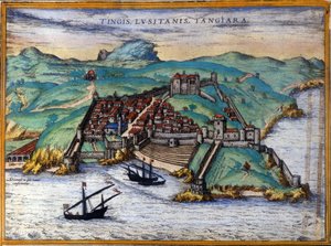 Uitzicht op de versterkte stad Tanger en de kust, Marokko. Drie schepen liggen voor anker nabij de kust. In 