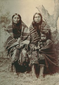 Twee Comanche vrouwen en een klein kind door George A. Addison