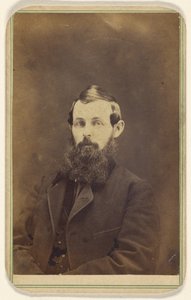 [Ongeïdentificeerde man met volle baard, zittend].