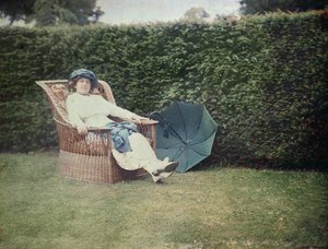 Vrouw zittend in een tuinstoel