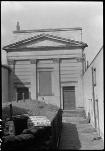 Kapel bij Hull Trinity House en standbeeld buiten de oostelijke gevel, Kingston upon Hull