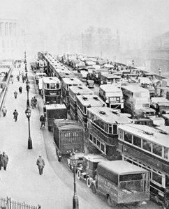 Verkeersopstopping op Blackfriars Bridge, Londen, ca. 1935 door George Davison Reid