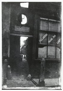 Doorkijk door de Omvalspoort in Haarlem