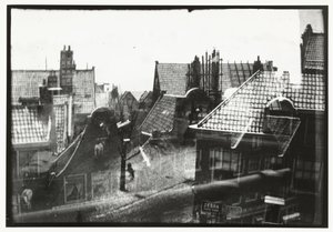 Gezicht over daken in Amsterdam door George Hendrik Breitner