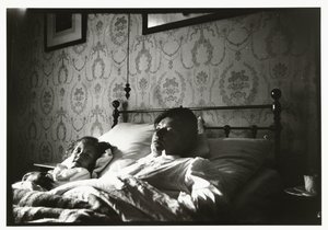 Marie Breitner en een meisje bij het ontwaken in bed door George Hendrik Breitner