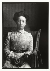 Portret van Margaretha Breitner, zus van de fotograaf door George Hendrik Breitner