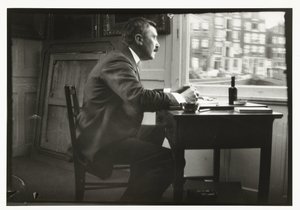 Portret van Willem Witsen voor het raam van zijn boot door George Hendrik Breitner