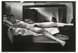 Portret van een vrouwelijk naakt met in de spiegel de fotograferende Breitner