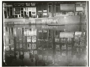 Spiegeling van grachtenhuizen in het water op het Singel 377 tot en met 385 te Amsterdam door George Hendrik Breitner