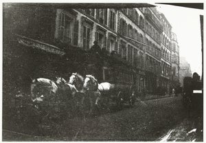 Straatgezicht met paarden en rijtuig in Parijs