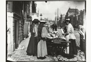 Straatverkoop vanuit een handkar op het Rokin in Amsterdam door George Hendrik Breitner