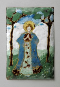 Emaille plaquette van staande dame die bidt door George James Frampton