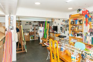 Cristina Rodriguez in haar studio door Bartolome Esteban and studio Murillo