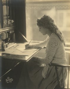 Mary Pickford schrijft aan een bureau door Bartolome Esteban and studio Murillo