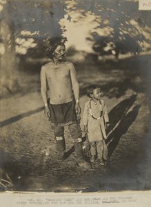 Hon. Mr. Growing Horn en zoon. (Sac en Fox Indiaan) Hoofdadviseur voor Sac en Fox Indiaan, Oklahoma, in 1873 (foto)