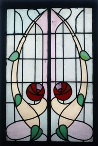 Een glas-in-lood paneel met gestileerde rozen
