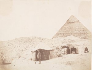 De fotograaf voor zijn tent op de locatie van de piramide van Khafre Chephren, 1851 door George Wilson Bridges