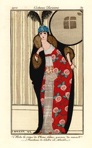 Vrouw in witte crêpe de chine jurk, cape van otter- en stinkdierbont gevoerd met bloemenpatroon, schedelkap met pluimen. Robe de crêpe de chine blanc garnie de renard, manteau de loutre et skunks. Handgekleurde pochoir (stencil) ets naar een illustratie va