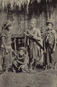 Birma: Een Kachin-man met de karakteristieke dah, en drie vrouwen door Georges Bertin Scott